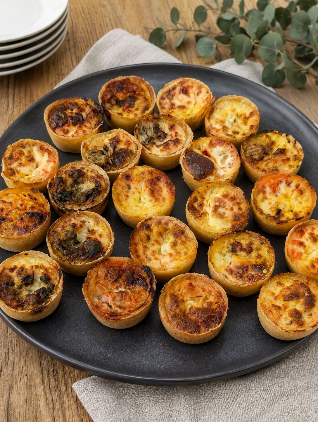 Plateau de 18 petites tartes salées : Basquaise - Bleu aux poires - Savoyarde
